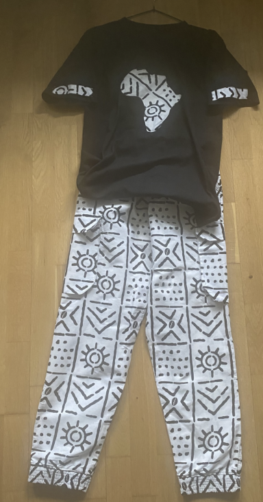 Vita byxor ihop med svart t-shirt