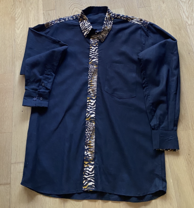 mörkblå skjorta med krage, vax