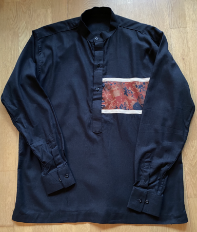 Mörkblå skjorta utan krage